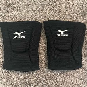 Mizuno Volleyball knee pads. Size Large. Never used.